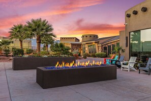 Terrace/patio - Casa Tava: 4BR Resort Pool  Lazy River Hot Tubs Mountain Views (Hurricane)