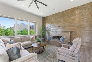 Smart TV, fireplace, ping pong - Casa Tava: 4BR Resort Pool  Lazy River Hot Tubs Mountain Views (Hurricane)