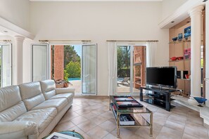 TV, fireplace, ping pong, books - Villa Harmonie - Welkeys (Villeneuve-Loubet)