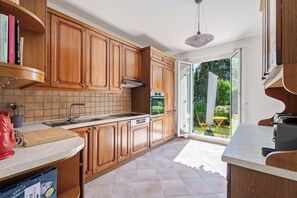 Coffee/tea maker, fridge, oven, dishwasher - Villa Harmonie - Welkeys (Villeneuve-Loubet)