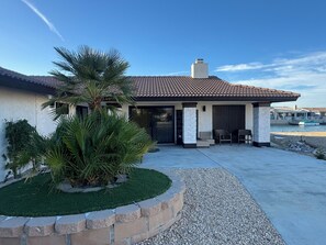Exterior - Gorgeous 4-bedroom house that melts your stress away. (Helendale)