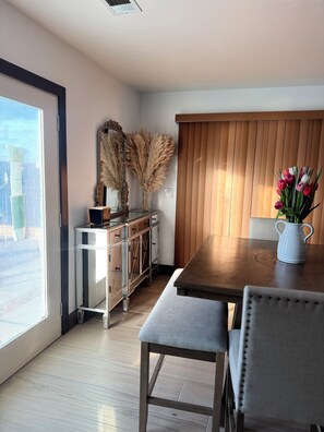 Dining - Gorgeous 4-bedroom house that melts your stress away. (Helendale)