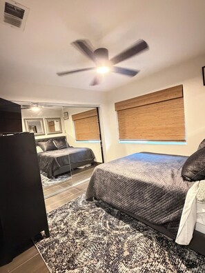 4 bedrooms, iron/ironing board, WiFi, bed sheets - Gorgeous 4-bedroom house that melts your stress away. (Helendale)