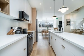 Wasserkocher mit Kaffee-/Teezubehör, Kühlschrank, Mikrowelle, Ofen
