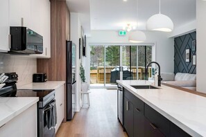 Wasserkocher mit Kaffee-/Teezubehör, Kühlschrank, Mikrowelle, Ofen