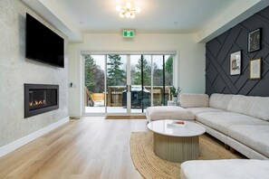 Fernseher, Kamin, Tischfußball