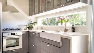 Coffee/tea maker, fridge, microwave, oven