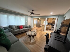 Living area - Beautiful 5-bedroom 2-floor apartment in Elmont. LIRR, NYC, UBS (Elmont)