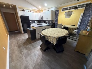 Dining - Beautiful 5-bedroom 2-floor apartment in Elmont. LIRR, NYC, UBS (Elmont)