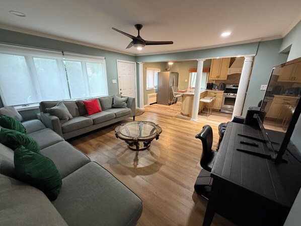 Living area - Beautiful 5-bedroom 2-floor apartment in Elmont. LIRR, NYC, UBS (Elmont)