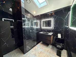 Bathroom - Beautiful 5-bedroom 2-floor apartment in Elmont. LIRR, NYC, UBS (Elmont)