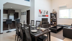 Un espacio moderno para vivir con comedor, cocina y zona de estar.