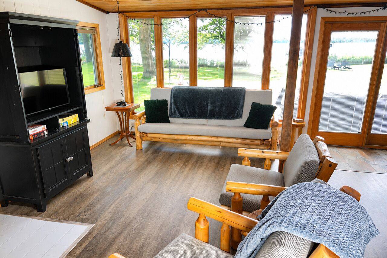 Smart-tv, pejs, dvd-afspiller, bøger