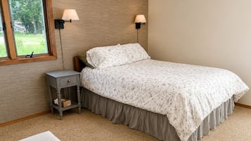3 bedrooms, iron/ironing board, travel crib, WiFi (free)