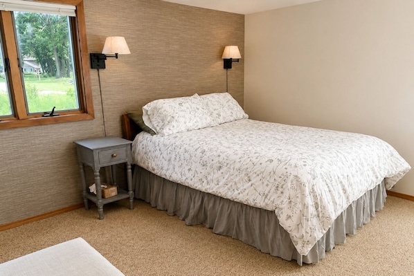 3 habitaciones, tabla de planchar con plancha y cuna de viaje 