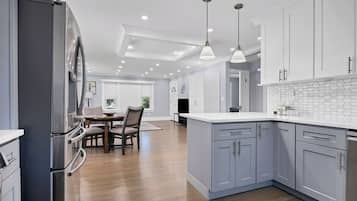 Full-sized fridge, microwave, stovetop, dishwasher
