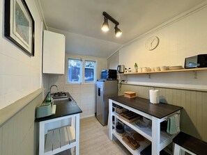 Coffee/tea maker, fridge, microwave, oven