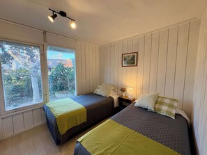 Silitysrauta/-lauta, vauvan matkasänky, Wi-Fi, vuodevaatteet