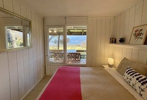 2 bedrooms, iron/ironing board, travel crib, WiFi - Lakefront Aculeo: Fast Wifi, Pet & Wood Hot Tub (Paine)
