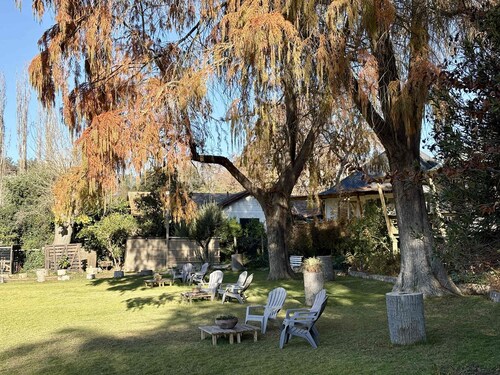 Lakefront Aculeo: Fast Wifi, Pool & Wood Hot Tub