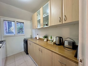 Coffee/tea maker, fridge, microwave, oven