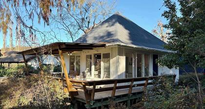 Lakefront Retreat: Hot Tub, Pool, Free Parking