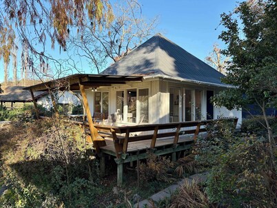 Lakefront Retreat: Hot Tub, Pool, Free Parking