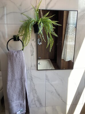 Bathroom - FULL-SIZE SUNROOM WITH PANORAMIC VIEWS AND A BATHTUB (Moccopata)