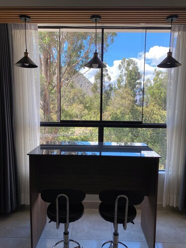 FULL-SIZE SUNROOM WITH PANORAMIC VIEWS AND A BATHTUB