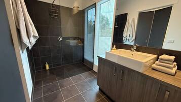 Shower, jetted bath, hair dryer, towels