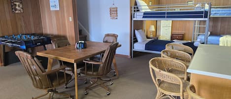 4 Schlafzimmer, Bügeleisen/Bügelbrett, WLAN, Bettwäsche