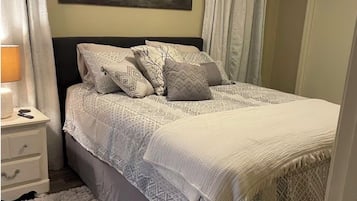 Tabla de planchar con plancha, wifi y ropa de cama