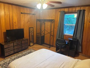 2 bedrooms, iron/ironing board, WiFi, bed sheets - Peaceful, Secluded, 2-bedroom Creekbank Cabin in Lucedale (Lucedale)