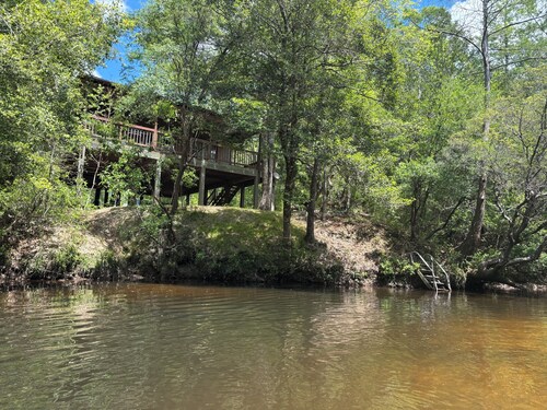 Peaceful, Secluded, 2-bedroom Creekbank Cabin in Lucedale