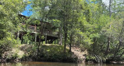 Peaceful, Secluded, 2-bedroom Creekbank Cabin in Lucedale