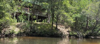 Peaceful, Secluded, 2-bedroom Creekbank Cabin in Lucedale