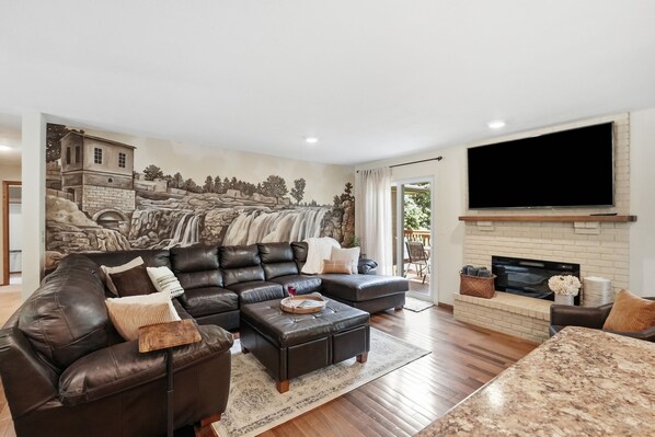 Smart TV - The Fellowship House: Large Groups - Hot Tub - Theater - Game Room - Fire Pit (Sioux Falls)