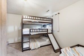 Iron/ironing board, WiFi, bed sheets - The Fellowship House: Large Groups - Hot Tub - Theater - Game Room - Fire Pit (Sioux Falls)