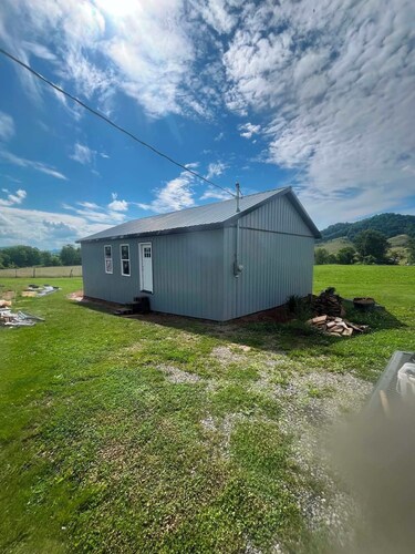 Cozy 2-bedroom house in adorable Surgoinsville with AC