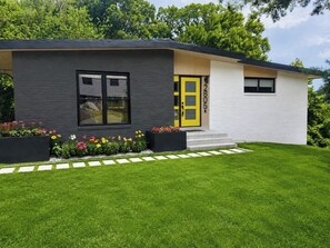 Exterior detail - Dream Kosher Getaway  in Baltimore Modern Luxury • Sleeps 8 (Baltimore)