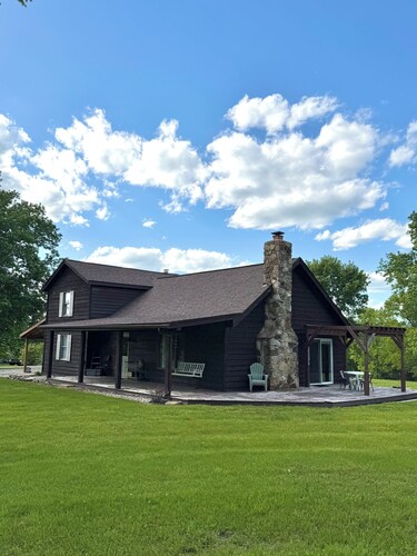 Peaceful Farmhouse Retreat - Fire Pit - Near Rivers & Wineries