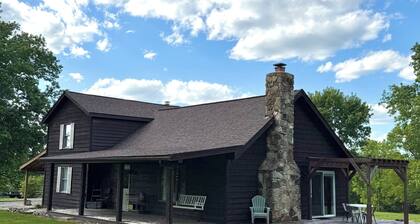 Peaceful Farmhouse Retreat - Fire Pit - Near Rivers & Wineries