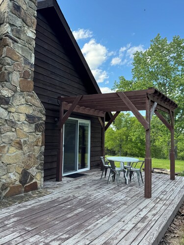 Peaceful Farmhouse Retreat - Fire Pit - Near Rivers & Wineries