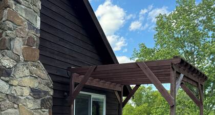 Peaceful Farmhouse Retreat - Fire Pit - Near Rivers & Wineries
