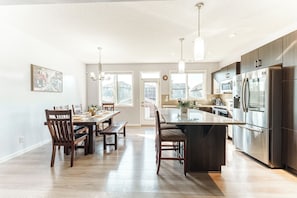 Coffee/tea maker, fridge, microwave, oven - Brand new renovated beloved home! AC ! Sleep 8! (Calgary)