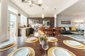 Coffee/tea maker, fridge, microwave, oven - Brand new renovated beloved home! AC ! Sleep 8! (Calgary)