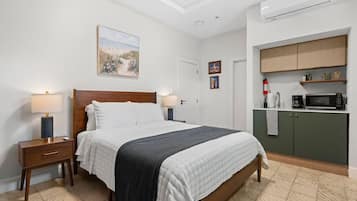 Comfort Studio, 1 Queen Bed, Kitchenette | Individually decorated, individually furnished, iron/ironing board