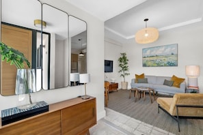Departamento superior, 2 habitaciones, cocina | Decoración personalizada y muebles diferentes 