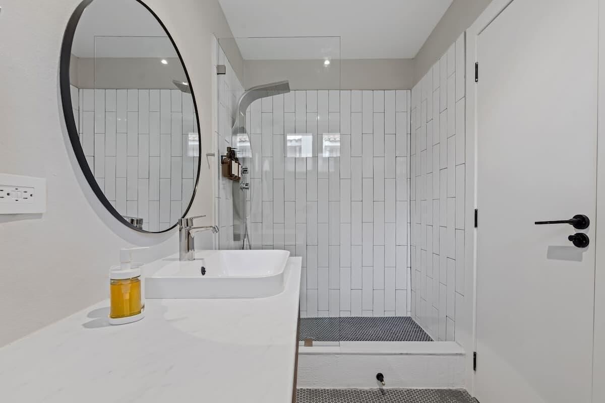 Deluxe Studio, 1 Queen Bed, Kitchenette | Bathroom | Shower, free toiletries, hair dryer, towels