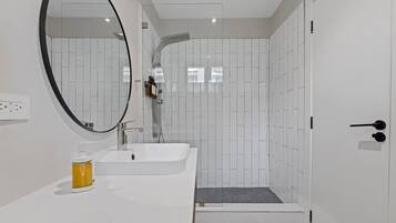 Deluxe Studio, 1 Queen Bed, Kitchenette | Bathroom | Shower, free toiletries, hair dryer, towels